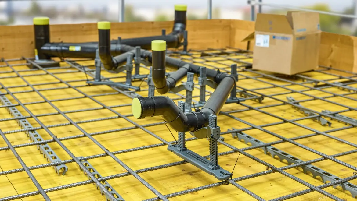 Réseau Geberit PE intégré dans une dalle en béton avant coulage