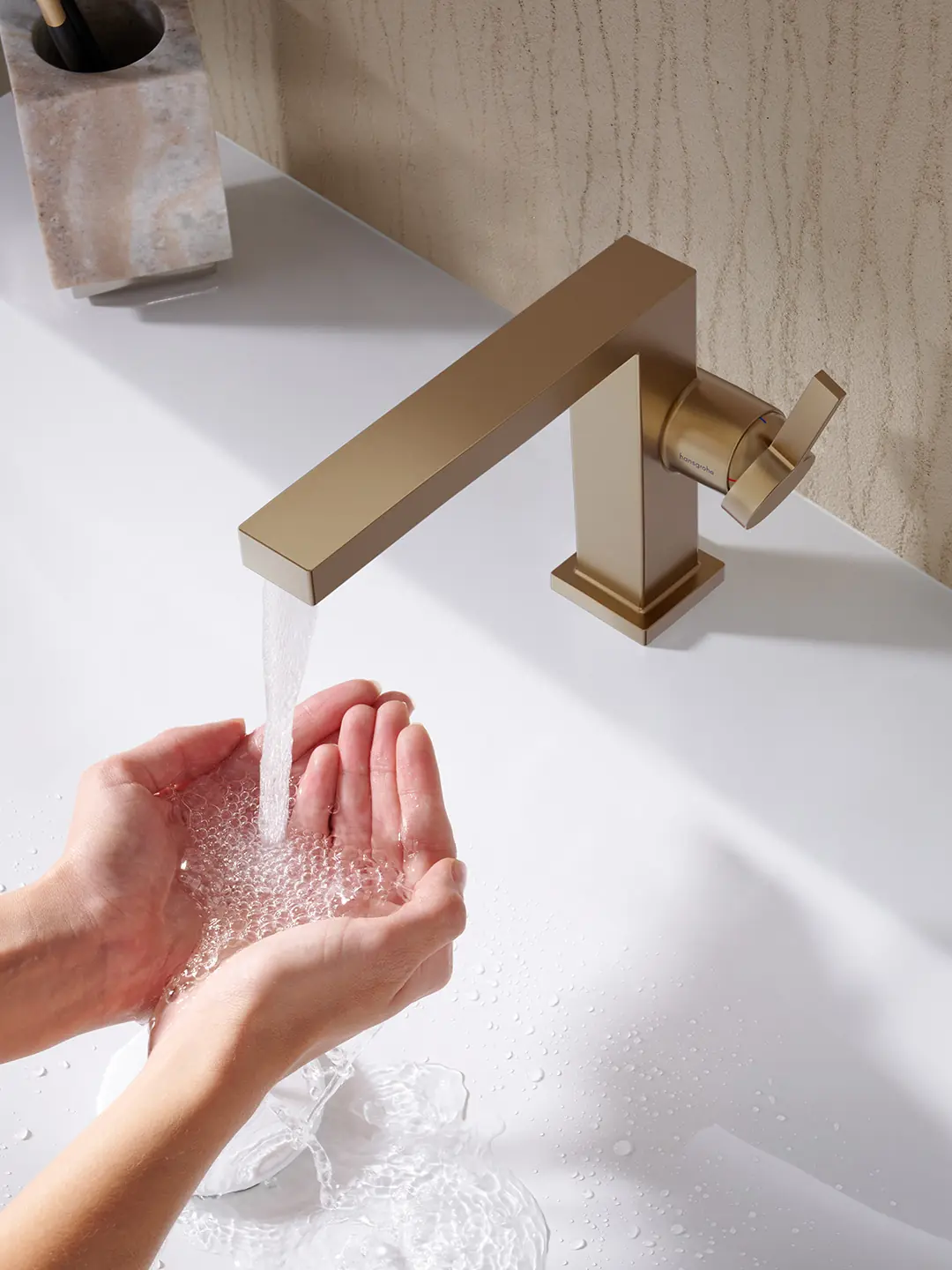 Mitigeur de lavabo hansgrohe Tecturis E en finition bronze brossé, eau en écoulement