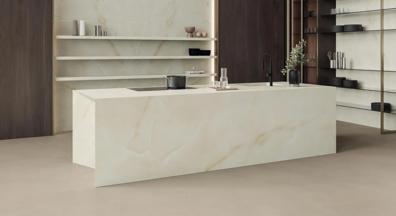 Atlas Plan Onyx White · مشهد من الشركة المصنّعة يوضح سطحاً زخرفياً واسعاً.
