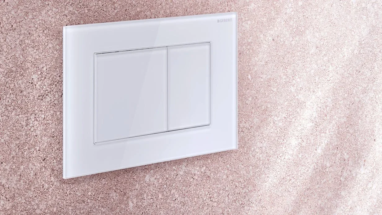 Geberit Sigma40 angulaire · ambiance fabricant, plaque de déclenchement au profil fin.