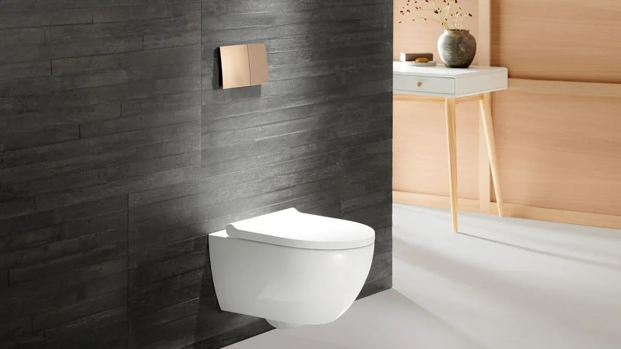 Geberit Sigma70 · ambiance fabricant, design sans cadre et effet flottant.