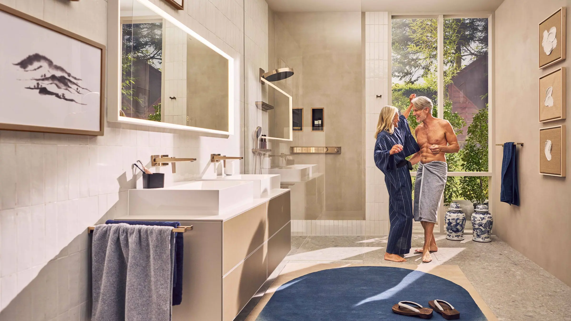 Salle de bains contemporaine équipée de solutions hansgrohe