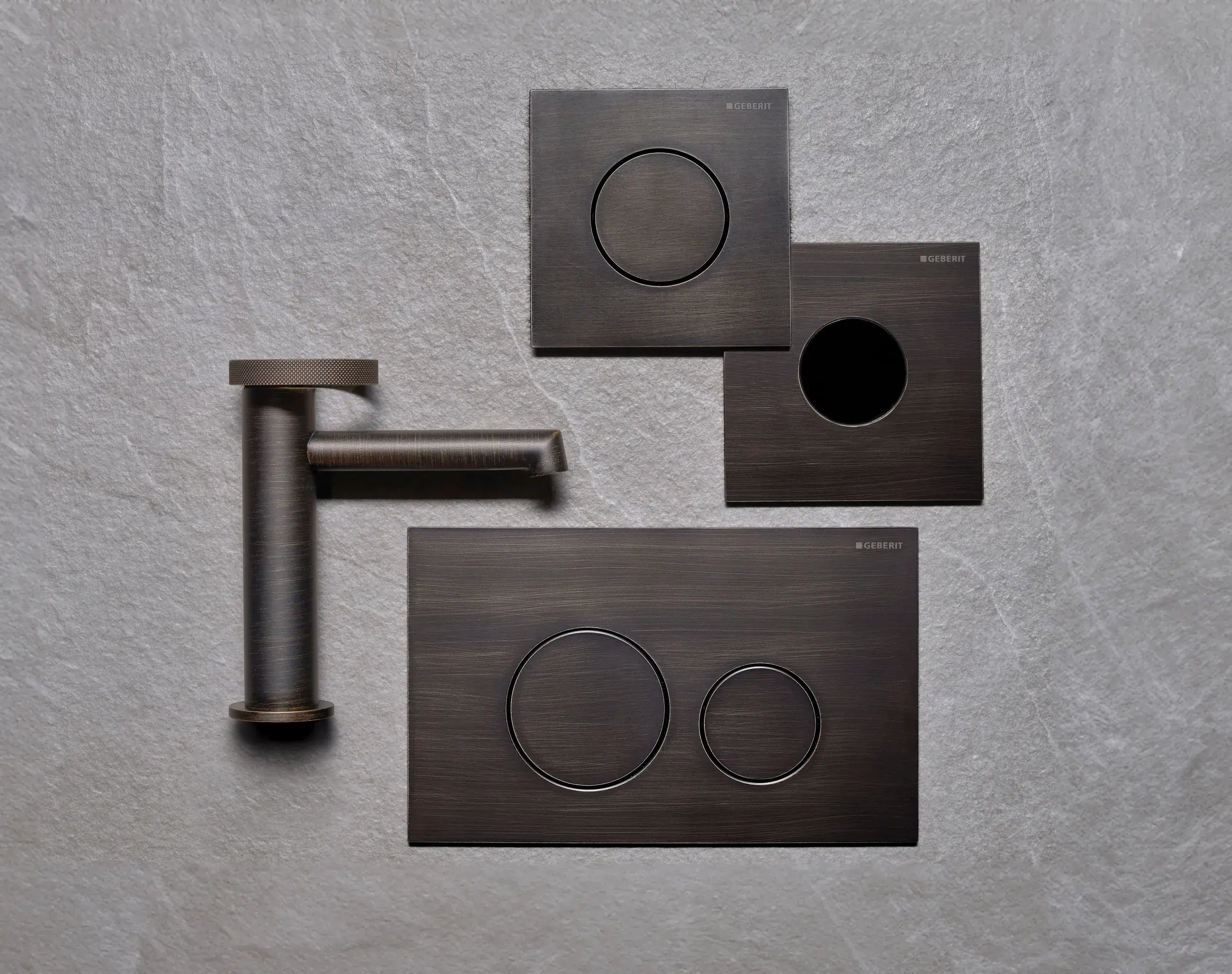 Composition de salle de bains avec robinetterie, plaques de déclenchement et finitions coordonnées