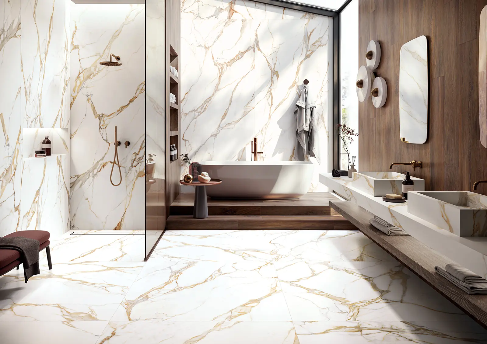 Salle de bains Tagina Calacatta Gold avec revêtements effet marbre blanc et mobilier bois