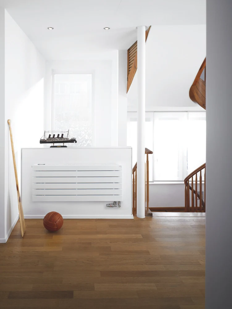 Radiateur horizontal Zehnder Neo blanc dans une pièce de vie