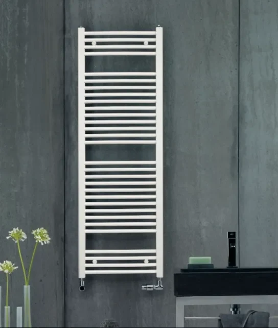 Sèche-serviettes Zehnder Virando Bow blanc dans une salle de bains